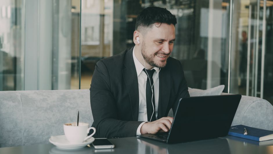 Grafische Darstellung von Online-Marketing-Kanälen wie SEO, SEA und Social Media